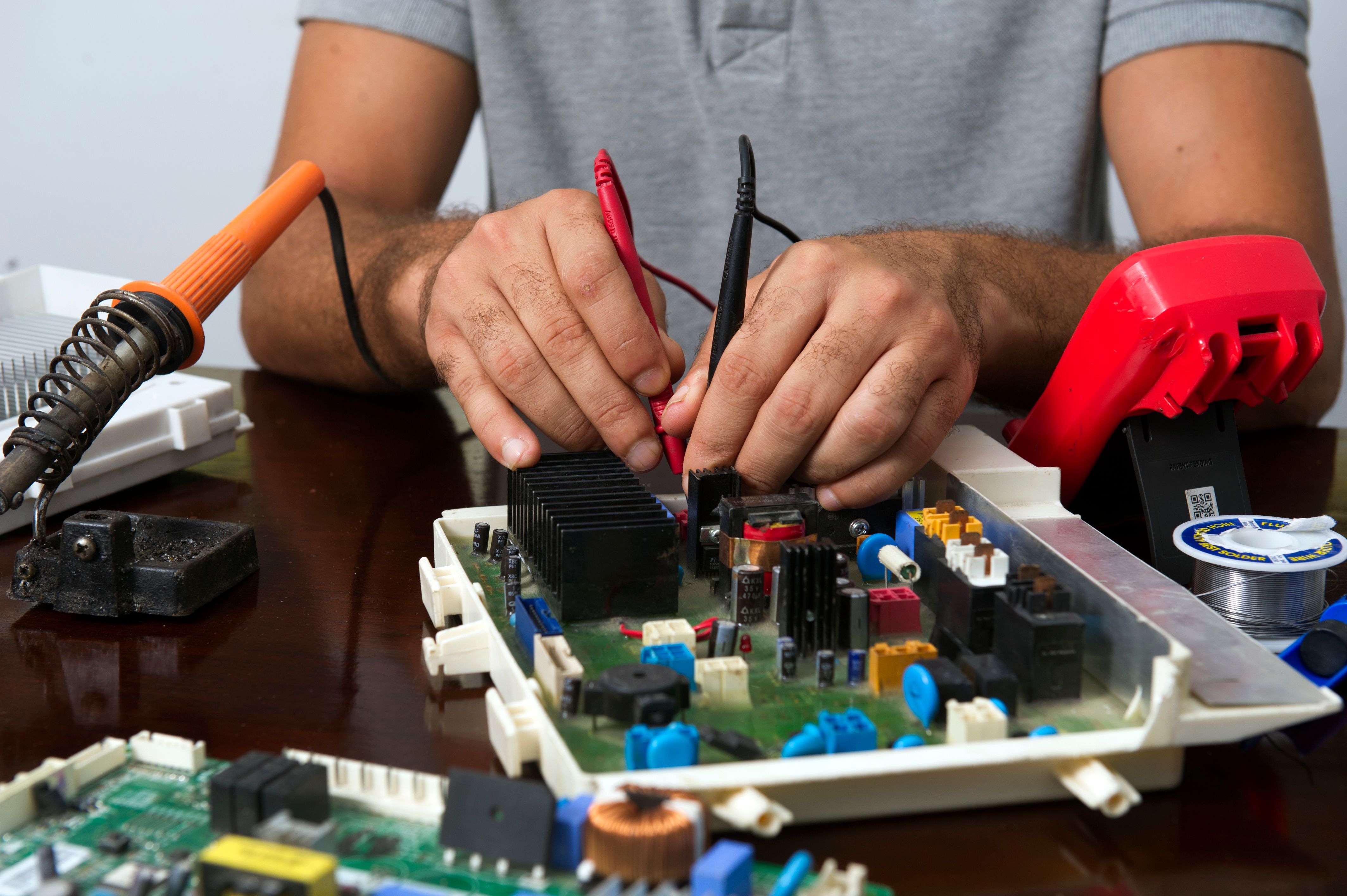 Técnico a reparar um eletrodoméstico
